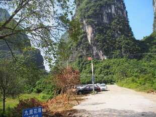 山间公路旁的秀丽风景