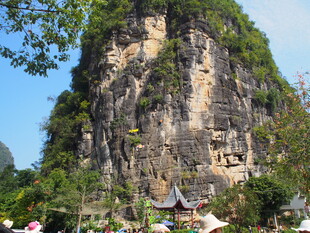 壮观石山景下的热闹场景