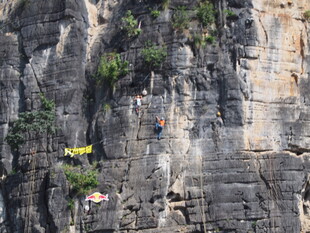 悬崖上的攀岩者