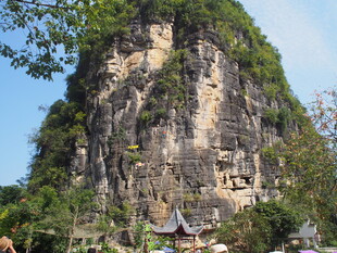 壮观山崖下的村落景观