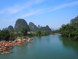 漓江山水间的竹筏风景