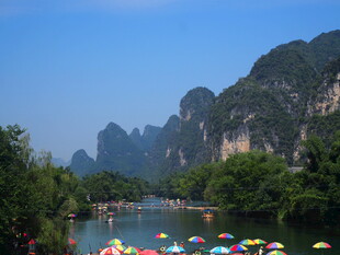 漓江美景 多彩船只映青山