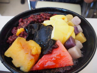 多彩水果芋圆甜品碗