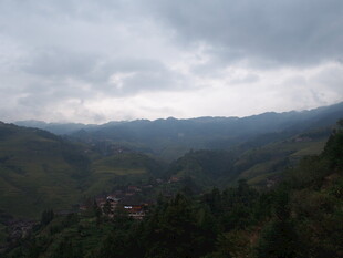 山间云雾缭绕的村落景色