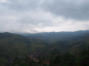 山间村落 云雾缭绕之景