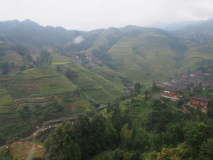 山间村落 绿意盎然的景致