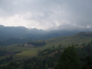云雾缭绕的山间美景