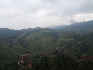 山间云雾缭绕的村落景色