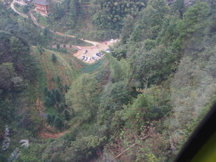 俯瞰山间葱郁植被景观