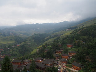 山间村落云雾缭绕美景