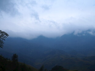 云雾缭绕的山峦美景