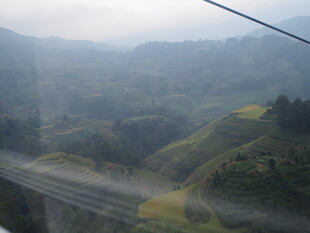 缆车视角下的山间景致