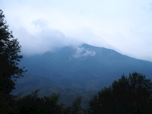 云雾缭绕的山间景致