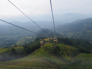山间缆车穿梭于绿野云雾