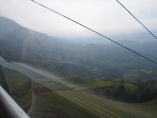 缆车视角下的山间景致