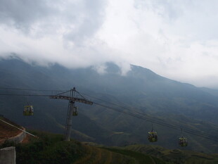 山间云雾中的电力设施