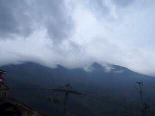 云雾缭绕的山峦美景