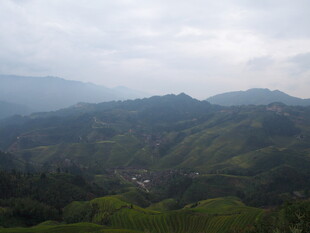 山峦叠翠间的乡村景致