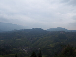 云雾缭绕的山峦美景