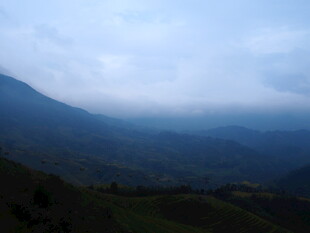 云雾缭绕的山间美景