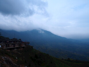 山间云雾缭绕的村落景色