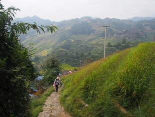 山间小径上的徒步者