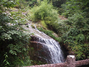 山间小瀑布的自然景致