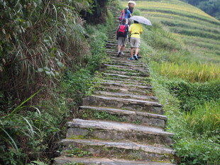 山间徒步者攀登石阶小径