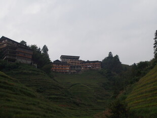山间梯田旁的古朴村落