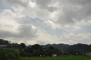 乡村天空下的田园景致