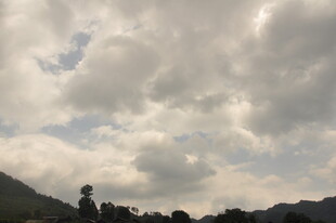 山间多云天空景象