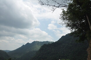 山峦云雾间的自然美景