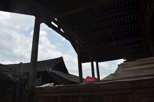 受损的木质建筑屋顶