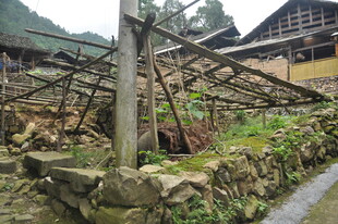 古朴山村废弃的木质架构