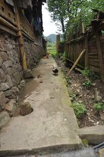 乡村狭窄泥泞的石板小道