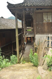 古朴乡村木屋庭院一角