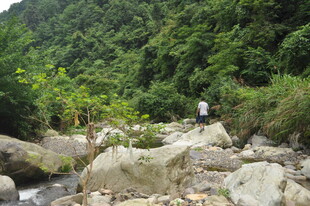 山间溪流旁的徒步者