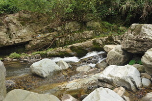 山间溪流与嶙峋怪石