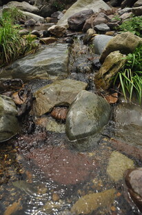 山间溪流中的嶙峋石块