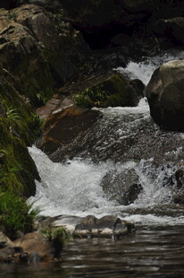 山间溪流瀑布自然美景