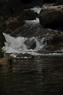 山间溪流 涌动自然之美