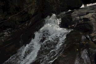 山间瀑布水流倾泻而下