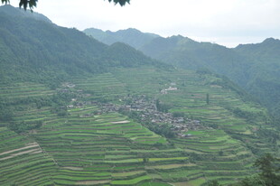 山间梯田村落美景