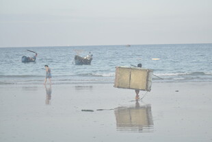 海滩上的简易标牌与船只