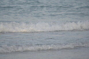 海浪轻拍沙滩的美丽瞬间