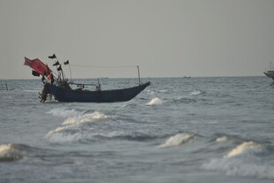 海上渔船飘扬红旗