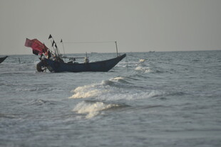 海上渔船破浪前行