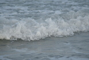海浪轻拍沙滩瞬间