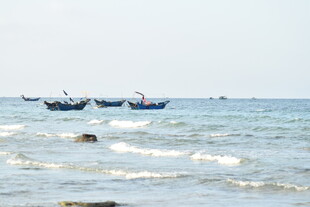 海上渔船在波浪中摇曳