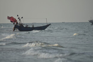 海上渔船破浪前行
